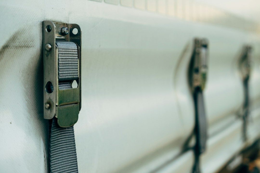 Metallische Spannverschlüsse mit Gurtband zur Sicherung eines Vorzelts